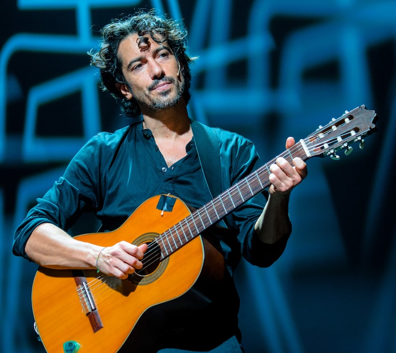 Multi-talented Stefano Bernardin also takes up the guitar in "Hamlet" (Bild: Karl Satzinger)