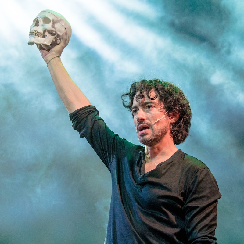 To be or not to be. . . Stefano Bernardin as Hamlet (Bild: Satzinger Karl)