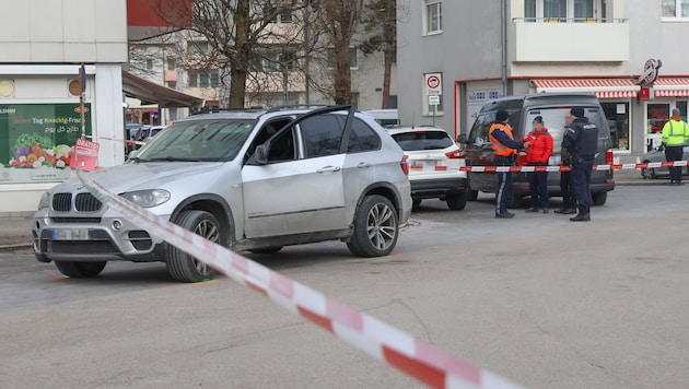 Ein 38-Jähriger wurde im Jänner im Linzer Stadtteil Neue Heimat durch die Seitentüre angeschossen, als er in diesem BMW X5 saß. (Bild: Matthias Lauber/laumat.at)