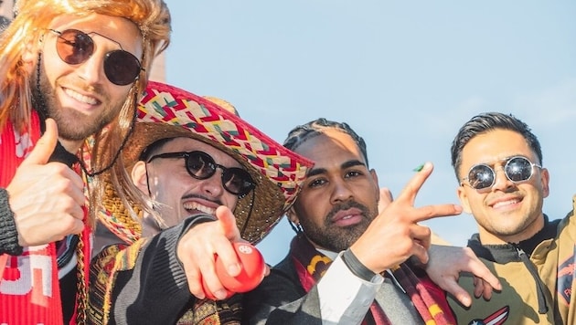 The Mainz 05 footballers celebrated at the Rosenmontag parade. Austrian team player Philipp Mwene (second from right) was right in the middle of it all. (Bild: Mainz 05)