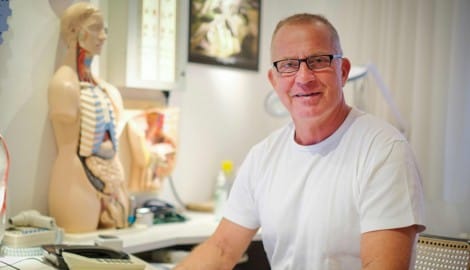 Der Linzer Sexualmediziner Georg Pfau (70) in seiner Praxis.