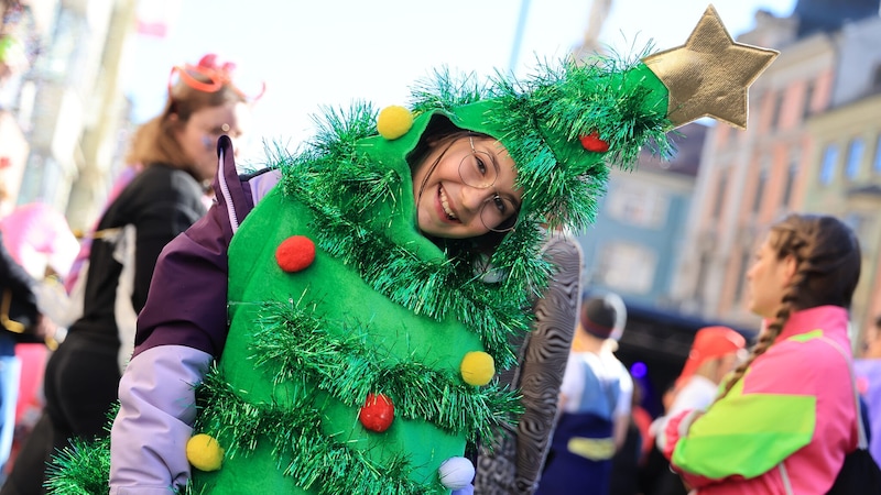 Ten-year-old Finja showed off her Christmas tree costume. (Bild: Birbaumer Christof)