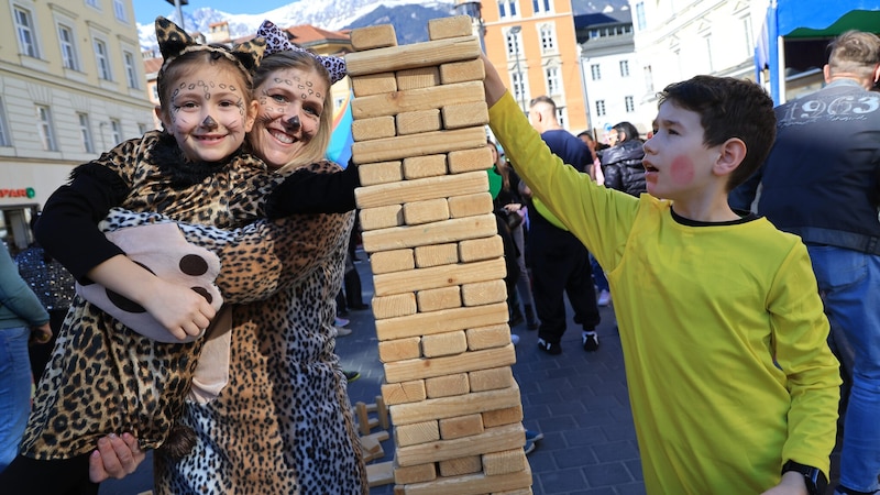 Nina and Felix tried out the games on offer with mom Melanie. (Bild: Birbaumer Christof)