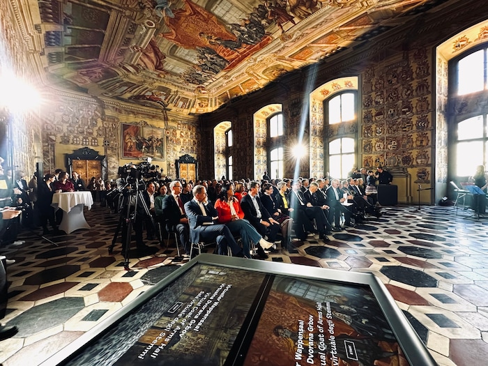 Die analog-virtuelle Ausstellung Tor zur Demokratie vor dem historischen Wappensaal wurde am ...