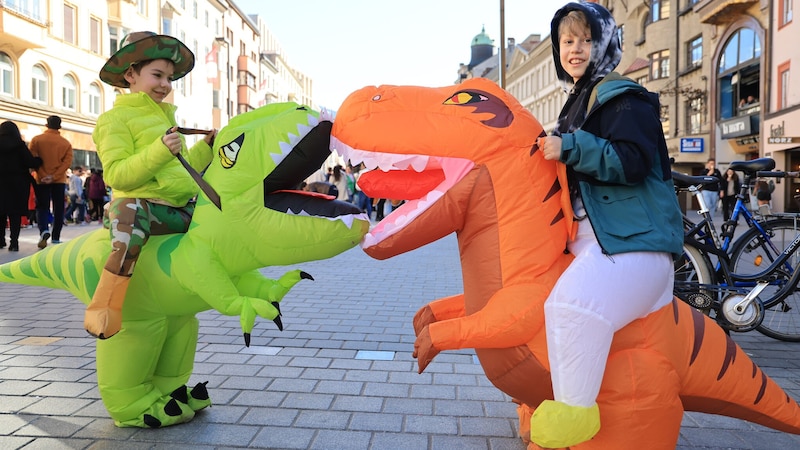 Best friends Paul (left) and Leander came riding in on dinosaurs. (Bild: Birbaumer Christof)