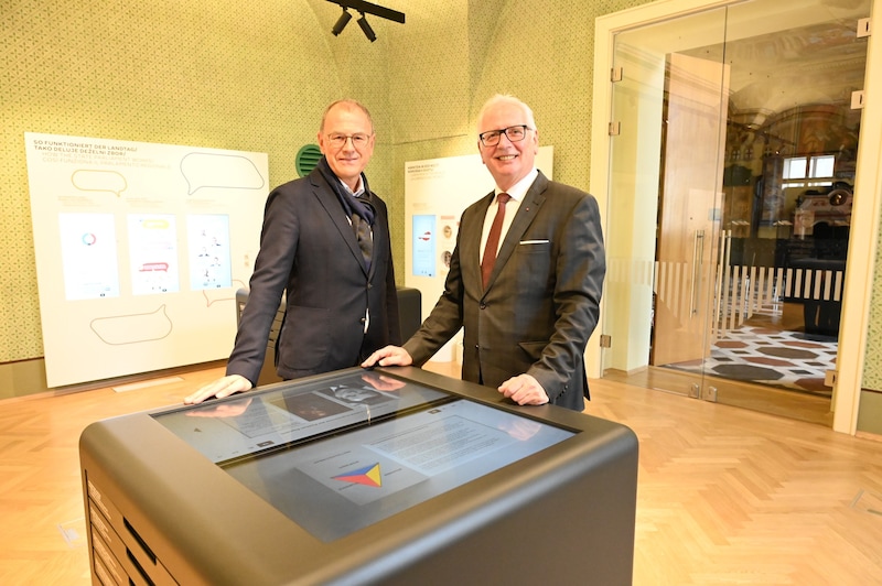 Wolfgang Muchitsch, Direktor des kärnten.museums, und Landtagspräsident Reinhart Rohr in der neuen Ausstellung (Bild: Evelyn Hronek)