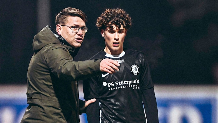 Mit Titelverteidiger Olympiakos Piräus wartet auf Sturm-Coach Christoph Wurm (li.) eine harte ...
