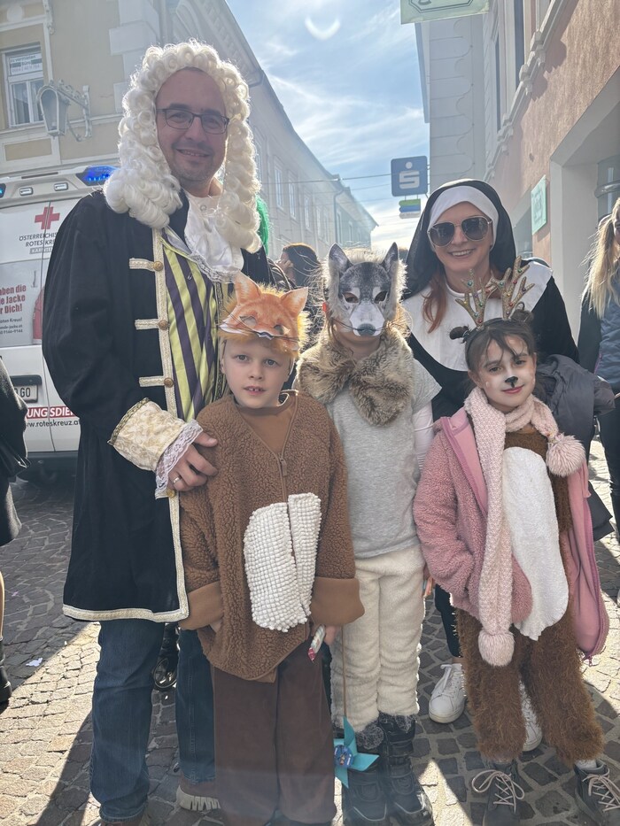 Many dressed-up visitors enjoyed the parade.