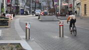 Viele Einkaufsstraßen werden regelmäßig evaluiert und gegebenfalls mit Pollern oder Trögen ...