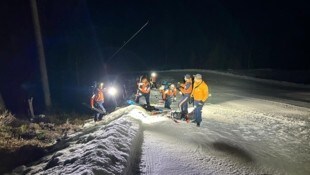 Bergretter beim Unfallort neben der Skipiste im Skigebiet Wildkogelarena