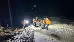 Bergretter beim Unfallort neben der Skipiste im Skigebiet Wildkogelarena (Bild: Bergrettung Mittersill)