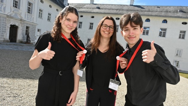 Preisverdächtig: die flinken Finger von Tin (re )und Marie (li) vom Duo Agili Digitos aus Spittal. Sie holten schon Preise ab. (Bild: Evelyn Hronek)