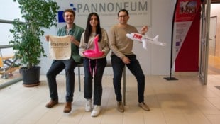 Die beiden Professoren Marvin Kolovitsch und Andrè Thaler mit Rabia Orkus.