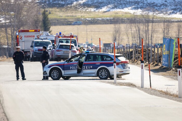 Die Polizei sperrte den Unglücksort großräumig ab.