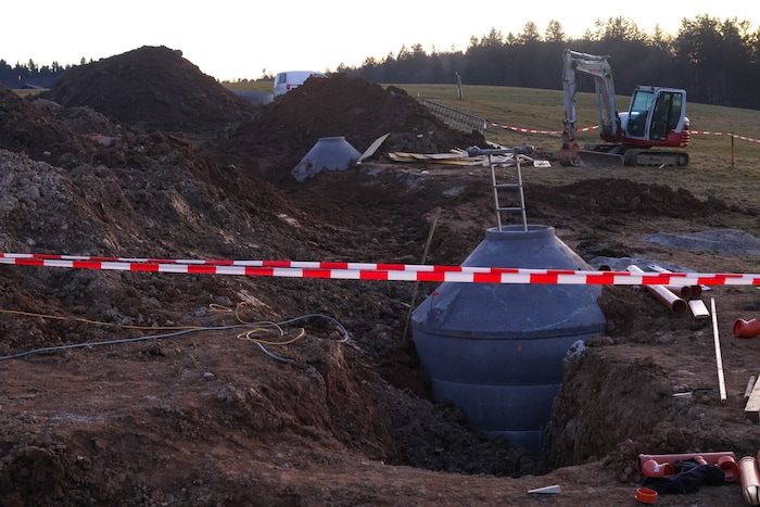 Die Arbeiter, darunter offenbar der Chef der Firma, waren dabei, Leitungen zu verlegen. 