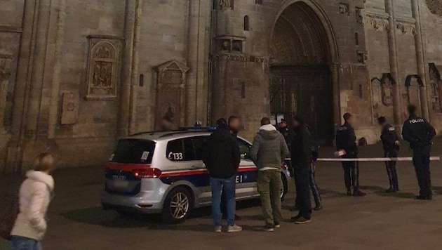 Am Dienstagabend rückte die Wiener Polizei zum Stephansdom aus. (Bild: Gerald Hofbauer, Krone KREATIV)