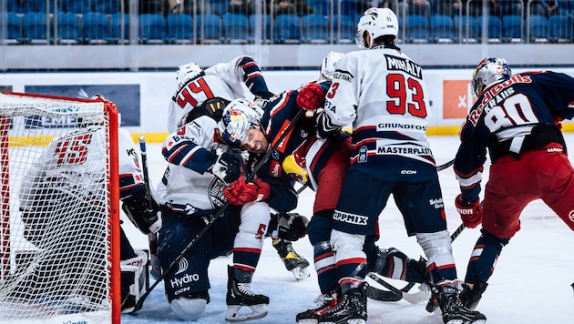 Viel Herz, viel Kampf: die Eisbullen ließen bei Fehervar ihre Muskeln spielen – und Kosmachuk (M.) erzielte dazu das Goldtor. (Bild: Marton Monus - EC Red Bull Salzburg)