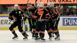 Die 99ers-Cracks bejubeln ihren zweiten Sieg in der Viertelfinal-Serie gegen die Black Wings Linz … (Bild: GEPA)