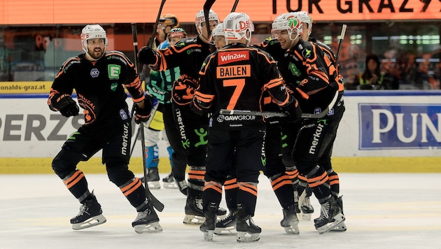 Die 99ers-Cracks bejubeln ihren zweiten Sieg in der Viertelfinal-Serie gegen die Black Wings Linz … (Bild: GEPA)