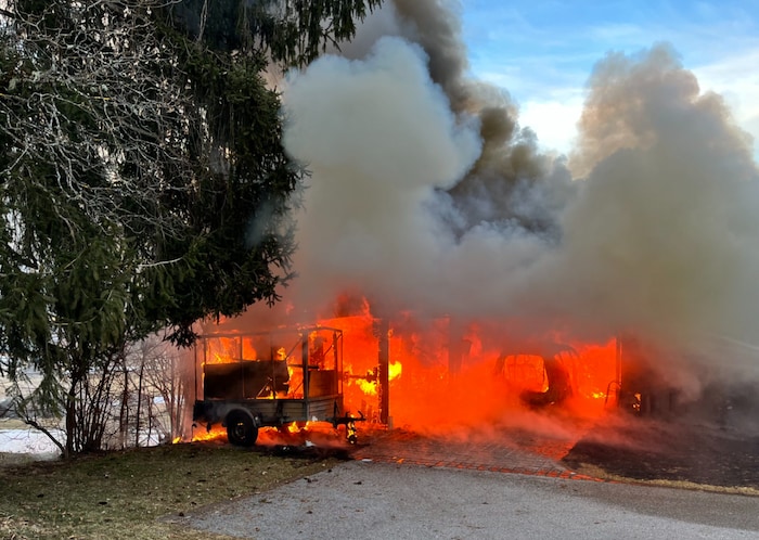 Auch das Carport stand in Flammen