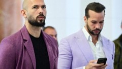 Der umstrittene Influencer Andrew Tate (links) und sein Bruder Tristan. Andrew ist wegen seines u.a. frauenfeindlichen Contents von sozialen Medien wie TikTok, Facebook und YouTube ausgeschlossen. (Bild: AFP/DANIEL MIHAILESCU)