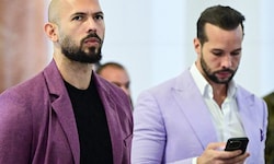 Der umstrittene Influencer Andrew Tate (links) und sein Bruder Tristan. Andrew ist wegen seines ...