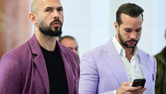 Der umstrittene Influencer Andrew Tate (links) und sein Bruder Tristan. Andrew ist wegen seines u.a. frauenfeindlichen Contents von sozialen Medien wie TikTok, Facebook und YouTube ausgeschlossen. (Bild: DANIEL MIHAILESCU)