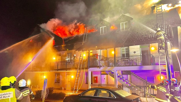 Firefighters extinguish the fire on the roof of the residential building. (Bild: Markus Tschepp)