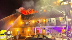 Feuerwehrleute löschen das Feuer am Dach des Wohnhauses. (Bild: Markus Tschepp)