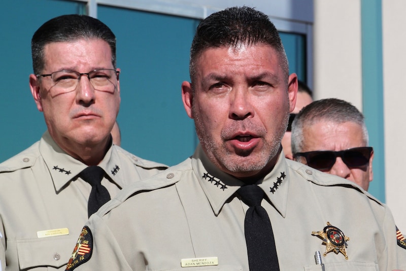 County Sheriff Adan Mendoza announced the results of the autopsy. (Bild: AP/Susan Montoya Bryan)