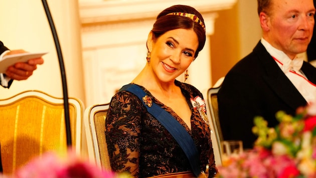 Queen Mary of Denmark presented herself with a beaming smile at the gala dinner in the Presidential Palace in Helsinki. (Bild: AFP/IDA MARIE ODGAARD)