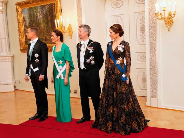Der finnische Präsident Alexander Stubb, seine Frau Suzanne Innes-Stubb und Dänemarks König ...