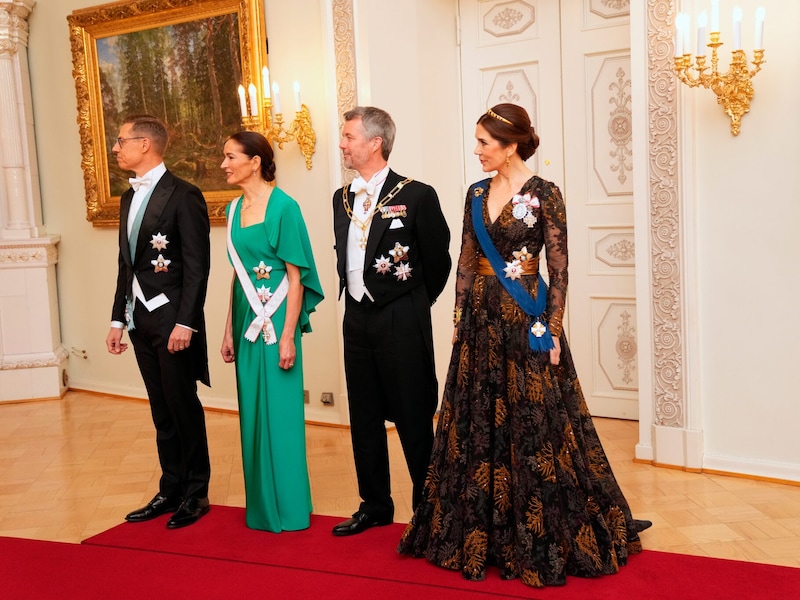 Finnish President Alexander Stubb, his wife Suzanne Innes-Stubb and Denmark's King Frederik X and Queen Mary (Bild: EPA/IDA MARIE ODGAARD)