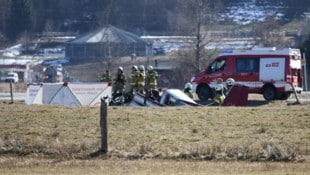 In einer Wiese, kurz vor der Landebahn krachte das Flugzeug herunter. Warum, kann sich bisher niemand erklären. (Bild: Roland Hölzl)