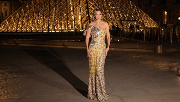 Gigi Hadid beim Grand Dîner du Louvre in Paris am 4. März 2025 (Bild: EPA/TERESA SUAREZ)