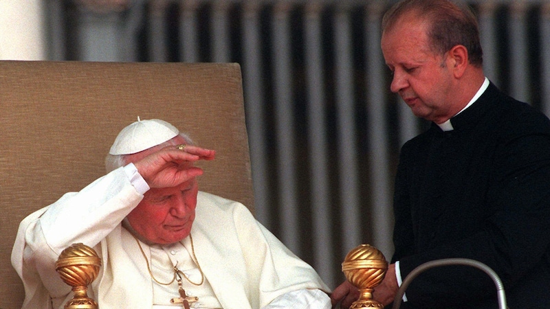 Der polnische Kardinal Stanislaw Dziwisz (r.) war langjähriger Privatsekretär seines Landmannes Papst Johannes Paul II. (1978-2005) Dieser war 26 Jahre lang Pontifex und der erste Nicht-Italiener auf dem Papstthron seit 456 Jahren. (Bild: MASSIMO SAMBUCETTI)