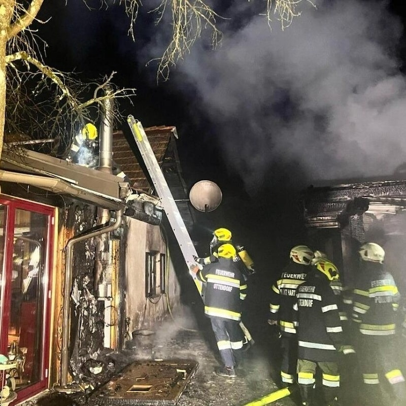 Das Feuer griff auf das Wohnhaus über. (Bild: FF Markt Hartmannsdorf/Pöllau bei Gleisdorf)