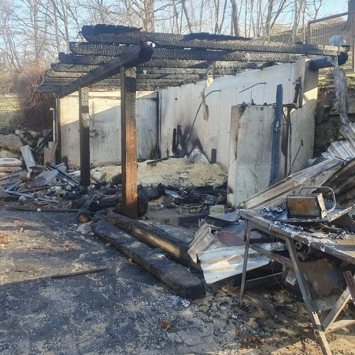 The shed burned out completely.