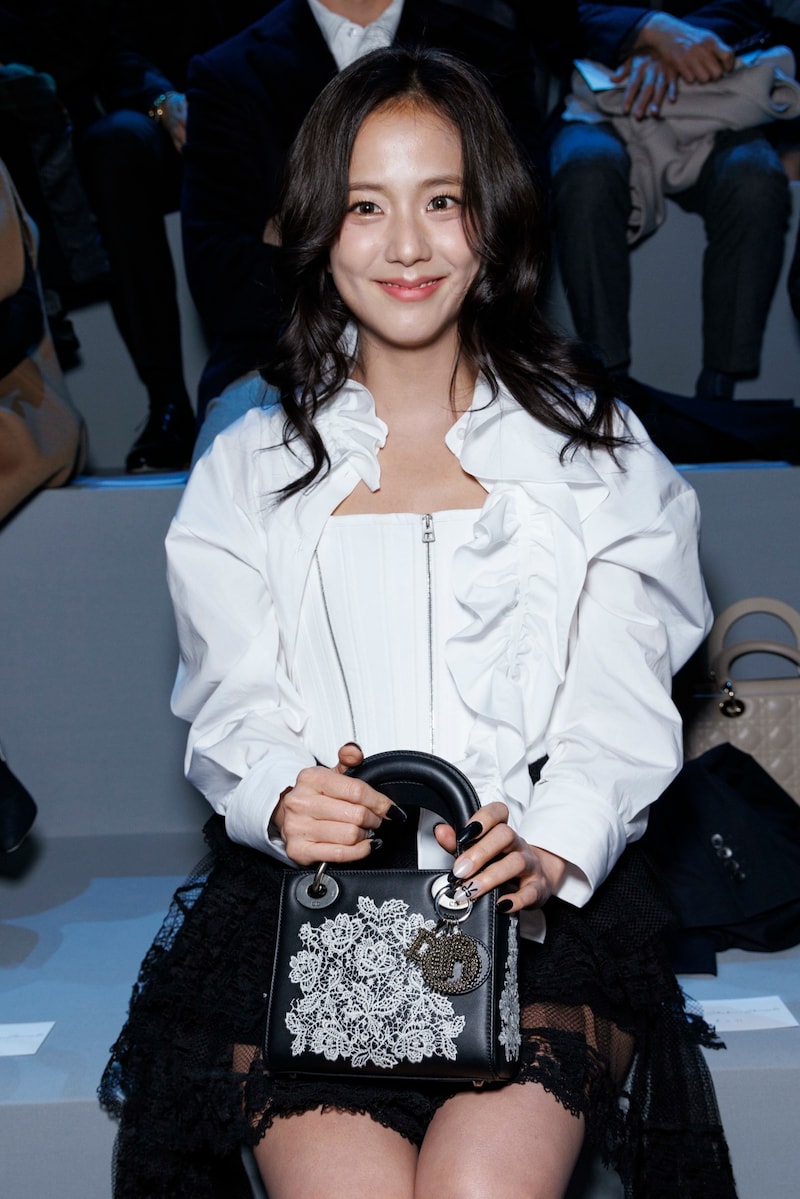 Die südkoreanische Sängerin Jisoo bei der Herbst-Winter-2025-Schau von Dior (Bild: Ik Aldama / dpa Picture Alliance / picturedesk.com)