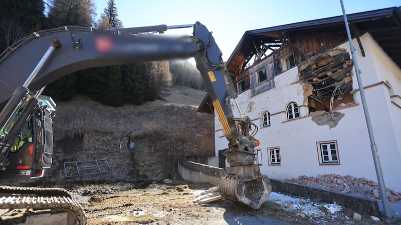 Mittwochvormittag rollte der Abrissbagger auf. (Bild: Birbaumer Christof)