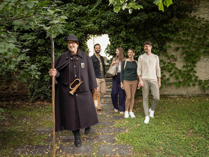 In der Dunkelheit des historischen Stadtkerns führt der Nachtwächter durch die Gassen der Welser ...