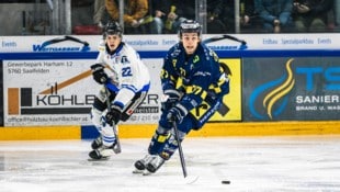 Die Zeller Eisbären (Max Stiegler am Puck) gewannen die Meisterrunde souverän. (Bild: Johannes Radlwimmer)