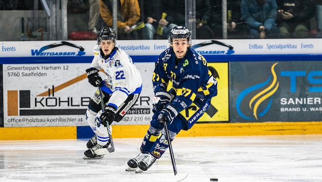 Die Zeller Eisbären (Max Stiegler am Puck) gewannen die Meisterrunde souverän. (Bild: Johannes Radlwimmer)