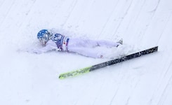 Thomas Rettenegger kam im ersten Training auf der Großschanze zu Sturz. (Bild: Tröster Andreas)