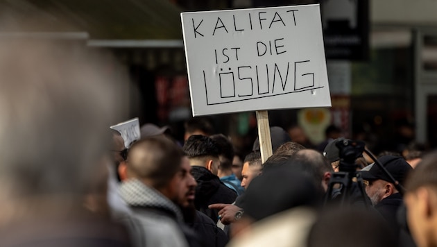 Demonstrierende fordern ein Kalifat (Archivbild). (Bild: APA/DPA/AXEL HEIMKEN)