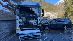 Die involvierten Fahrzeuge wurden massiv beschädigt. (Bild: ZOOM Tirol)