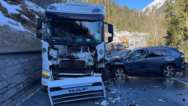 Die involvierten Fahrzeuge wurden massiv beschädigt. (Bild: ZOOM Tirol)