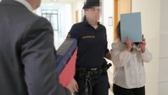 Wegen versuchten Mordes muss sich die 28-jährige Küchengehilfin im Wiener Landl verantworten – viele Tränen fließen.    (Bild: Bartel Gerhard)