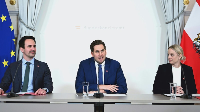 Bildungsminister Christoph Wiederkehr (NEOS), Staatssekretär Alexander Pröll (Kanzleramt, ÖVP) und Staatssekretärin Michaela Schmidt (Kanzleramt, SPÖ) (Bild: APA/ROLAND SCHLAGER)