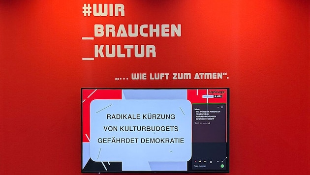 Die auf null zusammengestrichene Wandzeitung „ausreißer“ gibt sich im Foyer des Grazer Kunsthauses kämpferisch. (Bild: Azam Shadpour)